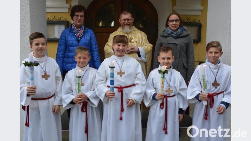 Luca Lippert, Joshua Leipold, Emma Zauß, Jonas Schröder und Leon Schulze (von links) feierten in Pechbrunn Erstkommunion. Im Hintergrund (von links) Pfarrgemeinderatssprecherin Silvia Sußmann, Pfarrer Robert Ploß und Maria Müller, die die Kinder auf die Erstkommunion vorbereitete. Bild: jr