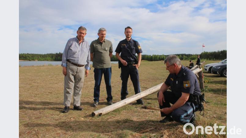 Was ist das denn? Der Vizepräsident des Oberpfälzer Fischereiverbandes, Reiner Wolfrath, der Obmann der Fischereiaufseher, Bernhard Würf, Hauptmeister Jan Grimm und Hauptkommissar Erwin Ackermann (von links) begutachten den Schaden: Unbekannte haben ein Holzgeländer zerlegt und als Feuerholz missbraucht. Bild: sne