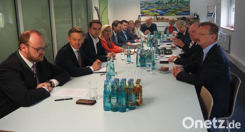 Um die Zukunft der Kliniken Nordoberpfalz AG auf sichere Beine zu stellen, forderte Landrat Andreas Meier (links)
beim Besuch von Gesundheitsministerin Melanie Huml (Vierte von links) ein Versorgungsgutachten über die Krankenhauslandschaft in der Region. Mit dabei Vertreter aus der regionalen Politik und von der Hochschule. Bild: Bühner