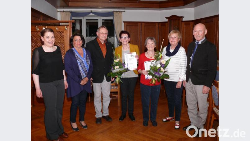 Auch langjährige Mitglieder wurden bei der Versammlung der Deutsch-Französischen Gesellschaft gewürdigt. Im Bild (von links) Yvonne Lindner, Anita Hammerer, Karl-Heinrich Voh, Erna Günthner, Rosemarie Riedl, Edeltraud Fischer und Zweiter Bürgermeister Karlheinz Hoyer. Bild: kgg