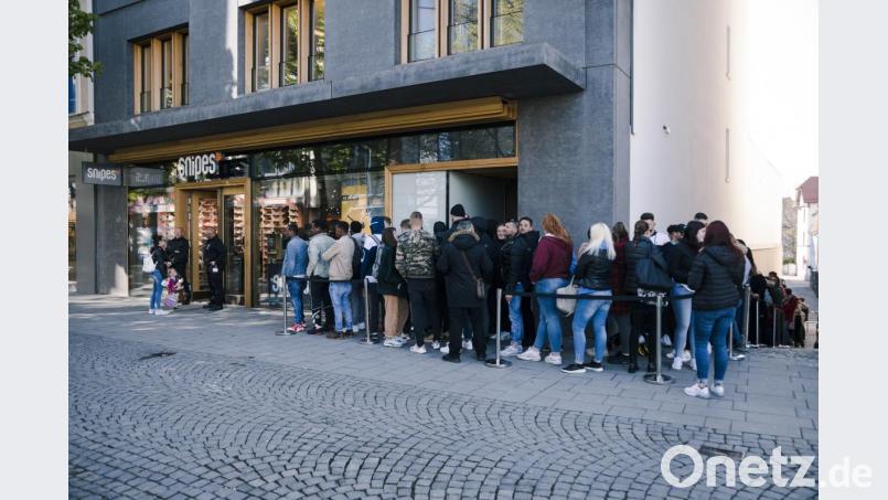 Kurz bevor die Türen des &quot;Snipes&quot; erstmals aufgehen, zieht sich die Schlange der Wartenden schon bis in die Seitengasse. Bild: exb