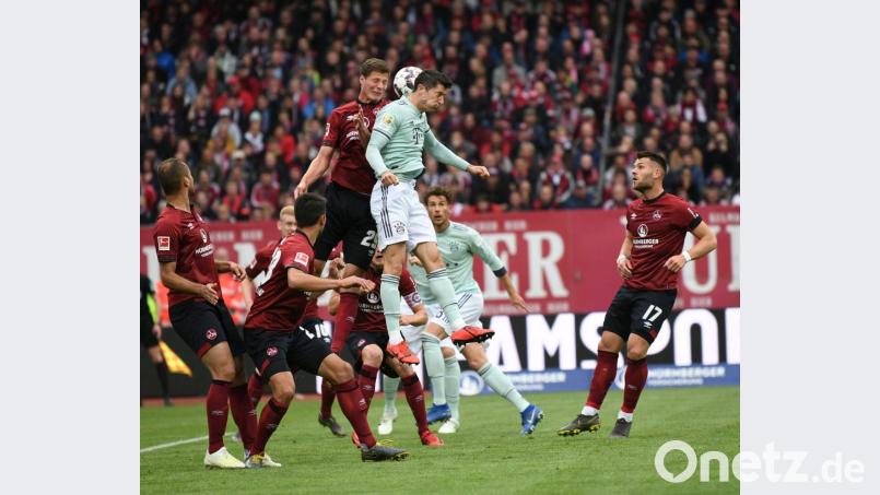 Der Nürnberger Patrick Erras (oben links) im Kopfballduell mit dem Münchner Robert Lewandowski nach einer Ecke der Bayern. Später brach sich Erras das Nasenbein. Bild: Matthias Merz/dpa