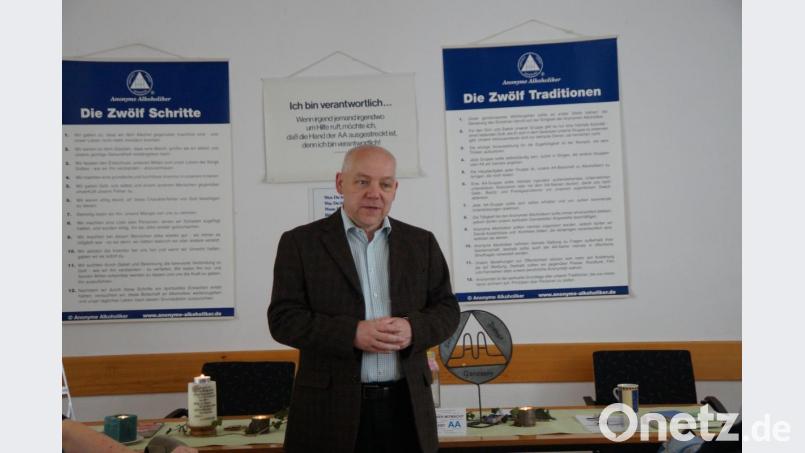 Pfarrer Norbert Schlinke begrüßte zum Treffen der Anonymen Alkoholiker im Gemeindesaal der Auferstehungskirche Frauen und Männer aus der ganzen Oberpfalz. Bild: weu