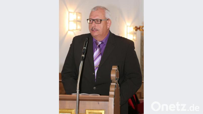 Der Vertrauensmann des Kirchenvorstandes, Robert Gebhardt, versicherte den Jugendlichen Konfirmanden, dass Gott der Wegweiser, das Navi durch das Leben sei und in der Bibel die nötigen Worte der Updates zu finden sind. Bild: rpp