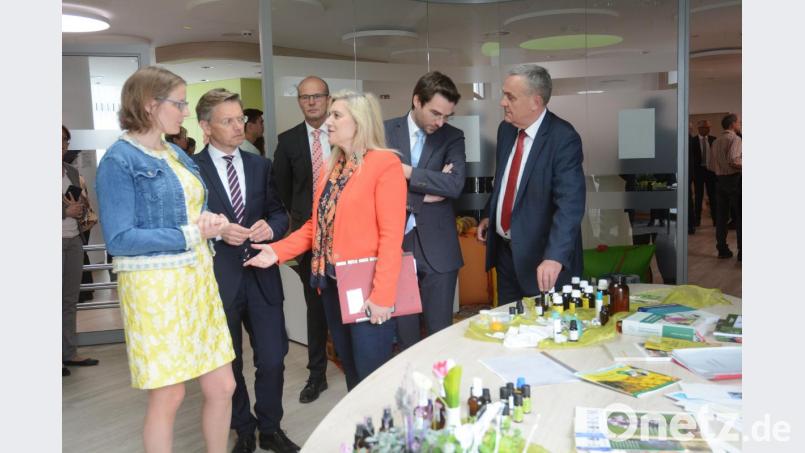 Erst in der vergangenen Woche war Staatsministerin Melanie Huml (Bildmitte) Gast der Kliniken Nordoberpfalz AG. In Weiden stand die Einweihung der Palliativstation auf der Tagesordnung. Am Montag im Stadtrat, ohne Huml, ging&#039;s um wirtschaftliche und personelle Fragen. Bild: Gabi Schönberger