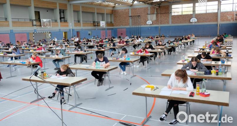 90 Schüler, davon 48 junge Damen, starten am Dienstag in der Mehrzweckhalle des Gymnasiums Eschenbach in die Abiturprüfungen 2019. Bild: do