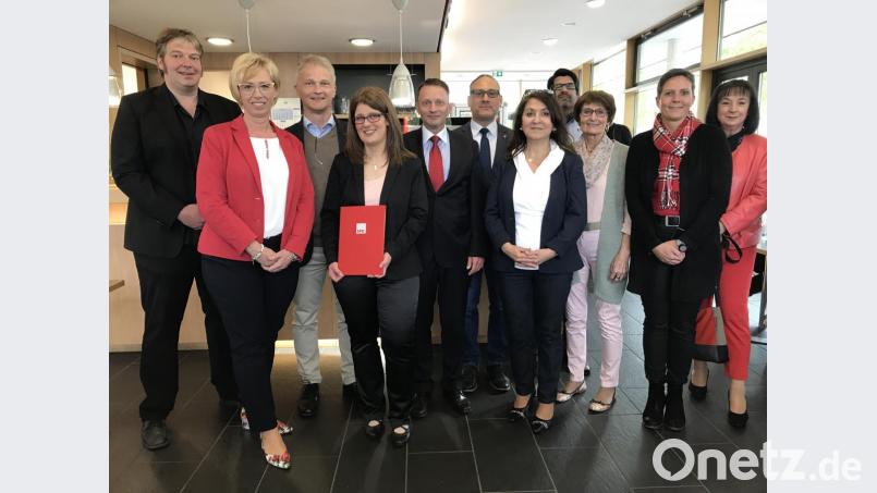 Julia Zimmermann (Vierte von links) darf sich über den Sozialpreis 2018 der Weidener SPD freuen; finanziert wird die Auszeichnung von Stadtrat Matthias Loew (Dritter von links). Bild: eig
