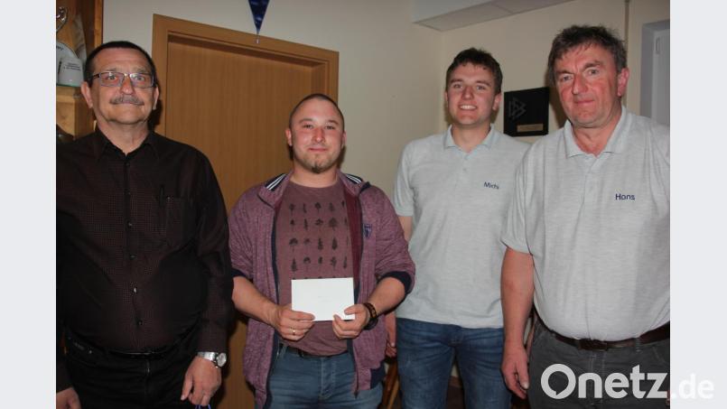 Eine Spende in Höhe von 500 Euro überreichte der 1. Traktor-Oldie-Club Tirschenreuth an die Familie Walbrunn. Unser Bild zeigt (von links) Vorsitzenden Reinhard Sechser, Berthold Walbrunn, Kassierer Michael Schmid und 2. Vorsitzenden Hans Schmid. Bild: kro