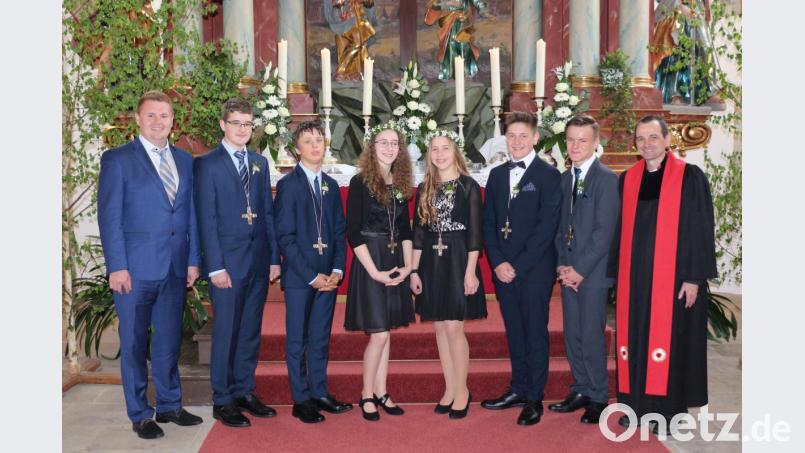 Die sechs Konfirmanden stellten sich mit Pfarrer Klausfelder und Andreas Walter zu einem Erinnerungsfoto auf. Bild: rpp