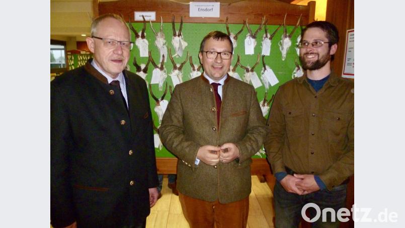 Jagdberater Ekkehard Zink (links) kritisiert einige Fälle, in denen die Jäger unter den Vorgaben des Abschlussplans für Rehwild geblieben sind. BJV-Kreisvorsitzender Ruppert Schmid (Mitte) begrüßte zur Rehwildhegeschau auch den neuen Wolfsbeauftragten für die Oberpfalz, Wolfgang Martini (rechts). Bild: usc