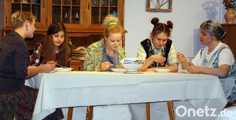 Die männerhassenden Frauen sitzen einträchtig am Mittagstisch (von links) Altbäuerin Philomena, Tochter Josefa, Urschl und Annamirl, die Mägde, und Balduin. Bild: R. Kreuzer