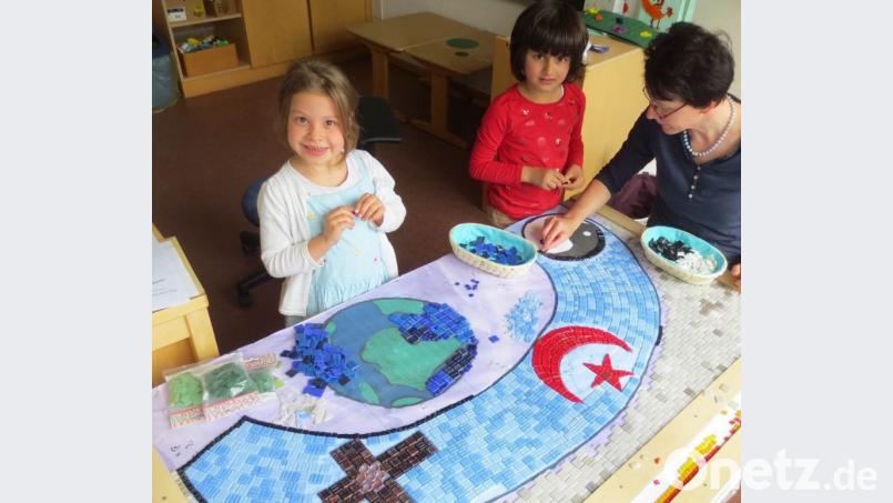 Die Kinder hatten viel Spaß beim Mosaik-Legen. Bild: Helga Kennerknecht