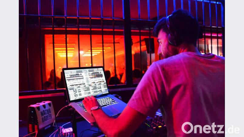 Emanuel Kuderna aus Mannheim sorgte als DJ Boundless für gute Stimmung im Happy Rock. Bild: anv