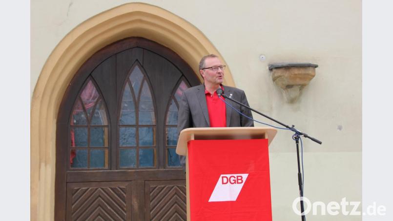 Bei der Europawahl &quot;geht es um Werte“, betonte Udo Fechtner, der 2. Bevollmächtigte der IG Metall Amberg, bei der Maikundgebung in Hirschau. Bild: ads