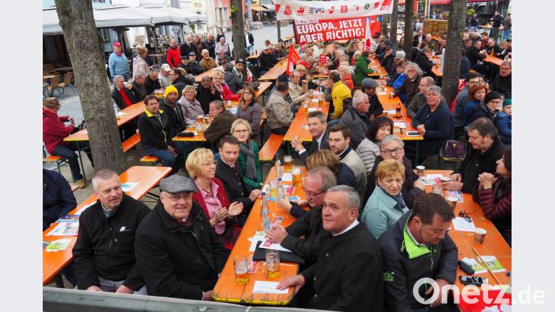 Rund 280 Menschen zählen die Veranstalter bei der diesjährigen Maikundgebung. Bild: Bühner