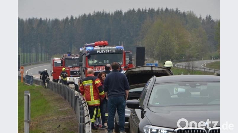 Mehrere Fahrzeuge der Feuerwehren aus Vohenstrauß und Pleystein rückten zu einem vermeintlichen Pkw-Brand auf der Bundesautobahn in Fahrtrichtung Tschechien aus. Bild: dob
