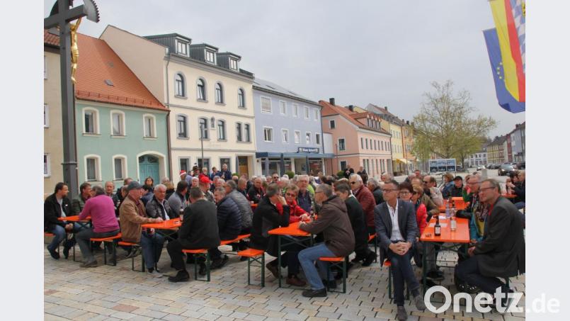 Die Besucher der Maikundgebung auf dem Hirschauer Marktplatz hatten Glück: Erst nach der Kundgebung setzte Regen ein. Bild: ads