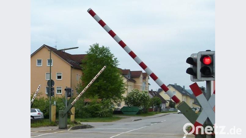 Der Bahnübergang in Klardorf (Kreis Schwandorf): Am Mittwochmittag arbeiten Bahn-Mitarbeiter daran, die Störung zu beheben. Etwa 24 Stunden lang haben sich die Schranken nicht gesenkt, wenn ein Zug durchfuhr. Bild: kga