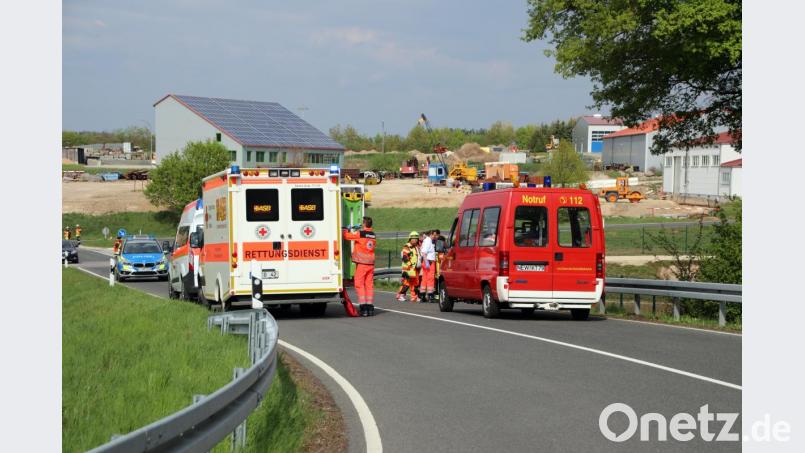 Die Straße nach Kirchenthumbach war nach dem Unfall über eine Stunde lang gesperrt. Bild: jma
