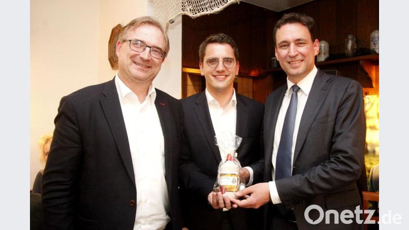 CSU-Kreisvorsitzender Alexander Flierl (links) überreichte Justizminister Georg Eisenreich (rechts) ein Geschenk. In der Mitte Christian Doleschal, der Spitzenkandidat der CSU für die Europawahlen. Bild: Hirsch