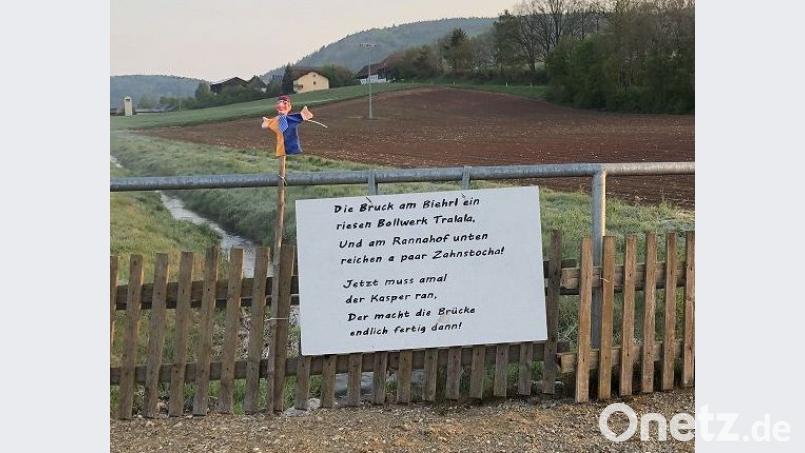 Vielleicht wär das ja auch was für den neuen Berliner Flughafen? In der Nähe von Rannahof sorgt jetzt jedenfalls der Brückenkasper dafür, dass ein Bauwerk endlich fertig wird. Bild: exb