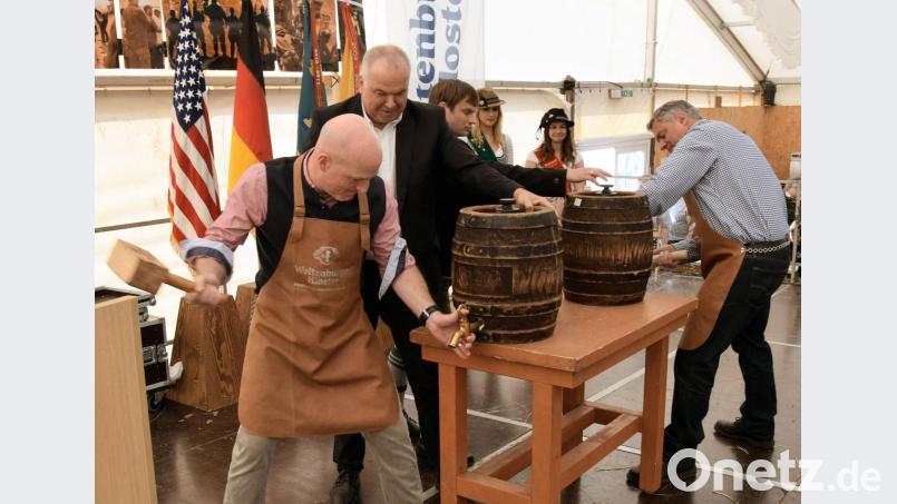 Drei knackige Schläge brauchten der Kommandeur des Joint Multinational Readiness Center, Oberst Joseph Hilbert (links), und Deputy Garrison Manager Patrick Rothbauer (rechts) zum Anzapfen. Hans Weigl von der Brauerei Weltenburg und die amtierenden Bierprinzessinnen assistierten den beiden. Bild: bö