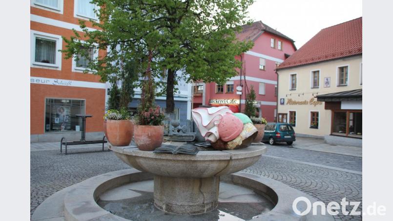 Der Doktor-Max-Schwarz-Brunnen ist mit Blumentöpfern und Eisenbarth-Utensilien geschmückt worden Bild: frd
