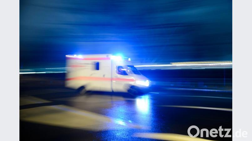 In Unterfranken wurde ein 25-Jähriger von einem umfallenden Maibaum getroffen und brach sich das Bein. Bild: Lukas Schulze