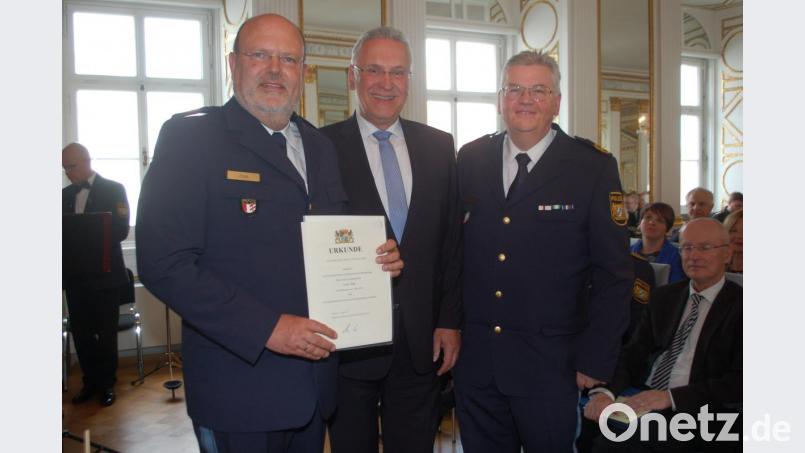 Innenminister Joachim Herrmann (Mitte) mit dem bisherigen Polizeipräsidenten Gerold Mahlmeister (rechts) und Nachfolger Norbert Zink. Bild: gib
