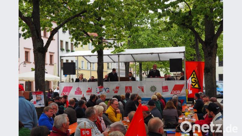 Die wenigen Regentropfen machen den Zuhörern nichts aus: Sie bleiben bei der DGB-Maikundgebung in den Bäumen hängen. Bild: Bühner