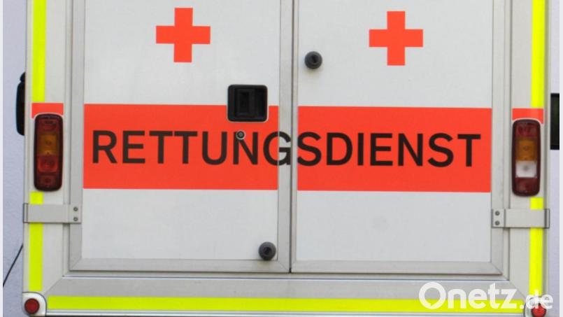 Ein BMW-Fahrer hatte sie übersehen: Eine 56-Jährige ist am Freitagabend bei einem Unfall in der Nähe von Hahnbach verletzt worden. Bild: Oliver Welken/dpa