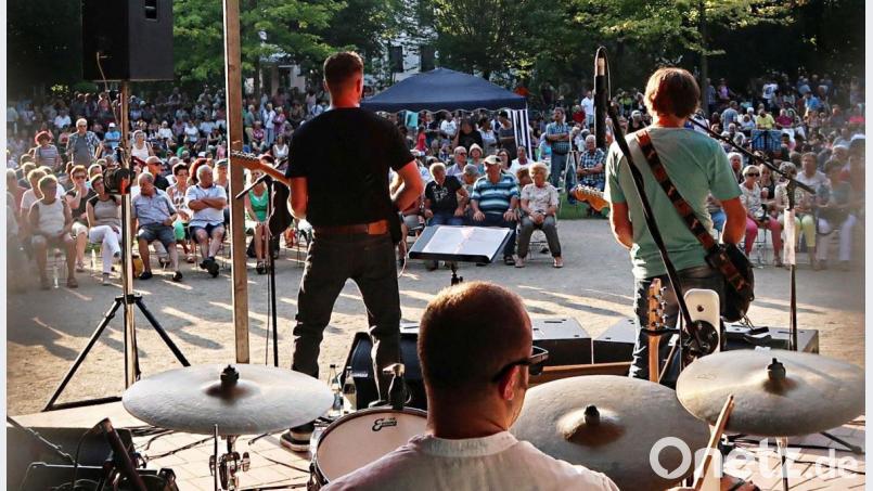 „Murphy’s Gang“ bei den Weidener Sommerserenaden. Jüngeres Zielpublikum wollte das „Sündikat“ ansprechen. Eigentlich. Bild: Kunz