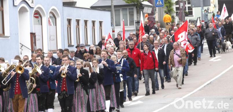 300 Kundgebungsteilnehmer zogen vom Marktplatz zum Stadtpark. Musikalisch begleitet von der Musikkapelle Dachelhofen. Bild: Hirsch