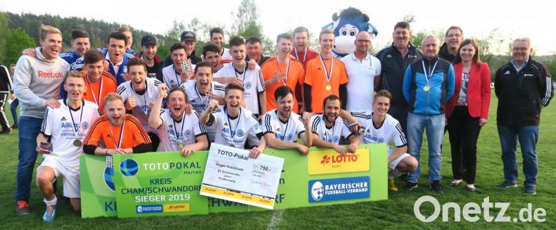 Der SV Schwarzhofen durfte erneut jubeln. Der Bezirksligist gewann gegen den Ligakonkurrenten FC Wernberg mit 1:0 und verteidigte damit den Toto-Pokal auf Kreisebene. Lotto-Bezirksleiterin Patricia Hahn (Zweite von rechts) überreichte den Siegerscheck über 750 Euro. Für den Fußballverband gratulierten Kreisvorsitzender Karlheinz Sölch (rechts), Kreisspielleiter Ludwig Held (Dritter von rechts) und Spielleiter Alfons Hirzinger (Fünfter von rechts). Bild: Hirsch