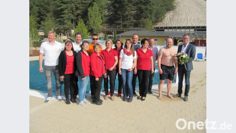 Bürgermeister Hermann Falk (rechts) begrüßt Thomas Wenzl als den offiziellen ersten Badegast 2019 am Monte Kaolino. Das Team um Bäderleiter Andreas Gebhard (links) ist bestens vorbereitet auf die neue Badesaison. Bild: fg