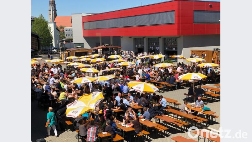 Hier essen die Freunde der Amberger Feuerwehr traditionell ihre ersten Bratwürste im Jahr: Natürlich wird beim Wachfest am Sonntag, 5. Mai, wieder der Grill angeschürt. Einen offiziellen Anlass zum Feiern gibt es auch - die Wehr kann wieder ein neues Fahrzeug in Betrieb nehmen. Bild: Feuerwehr Amberg