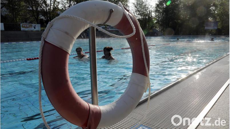 Kostet ein bisschen Überwindung, so ein Start in die Freibadesaison bei um die 8 Grad Außentemperatur. Aber wenn man mal drin ist im Wasser, kann man in aller Ruhe schwimmen. Bild: Wolfgang Steinbacher
