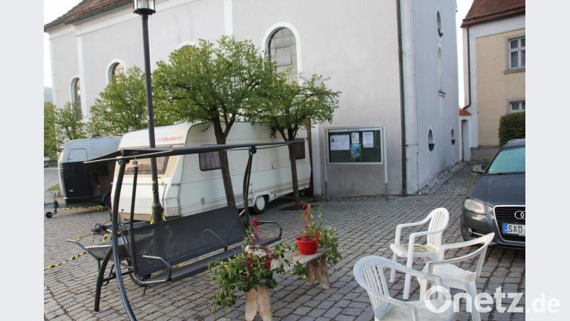 Kein Kirchgang war am 1.Mai in Gaisthal möglich, denn vor dem Eingang stand ein riesiger Wohnwagen. Bild: frd