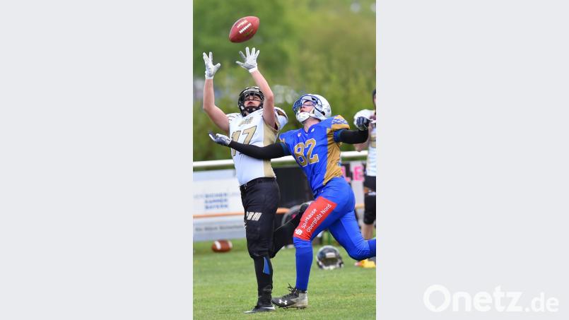 Die Weiden Vikings (blaue Trikots) landeten gegen Plattling einen Auftaktsieg in der Landesliga. Doch noch längst lief nichts alles rund bei den Footballern der DJK Weiden. Bild: A. Schwarzmeier