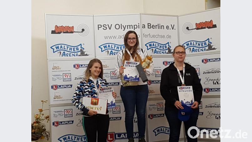 Maria Kausler (Mitte) von den Kastler Sportschützen mit der Argentinierin Alliana Volkart (links) und Jana Tolonitz bei der Siegerehrung. Bild: rwo