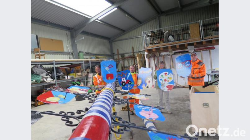 Michael Deubzer, Peter Wolf, Susanne Vonhoff und Raimund Panzer (von links) befestigten die zwölf Zunfttafeln am Maibaum. Bild: jzk