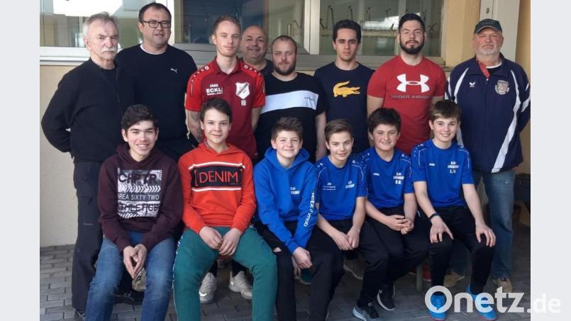 Die neuen Schiedsrichter mit den Verantwortlichen, (hinten von links) Karl Vollmer (Lehrteam), Christian Schrott (TSV Theuern), Rene Bachfischer (SV Michaelpoppenricht), Obmann Thomas Gebele, Samuel Fahrmer (SV Michaelpoppenricht), Ibrahim Randel (1. FC Schlicht), Evren Baser (SV Inter Bergsteig), Lehrwart Walter Schimpke, (vorne von links) Dominik Lang (SV Illschwang), Vinzenz Ram, Leon Reichlmeier, Florian Richthammer, Ben Bauer, Lukas Völkel (alle DJK Ensdorf). Bild: gel