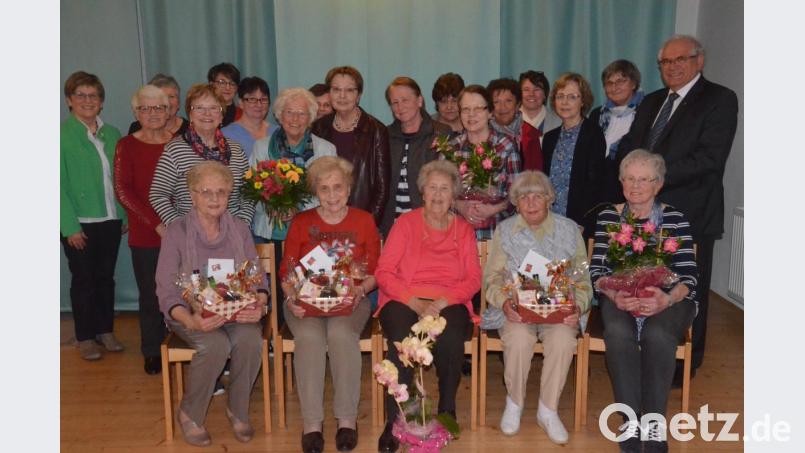 Der neugewählte Vorstand gratuliert den Geehrten beim Frauenbund Herz Jesu im Bibelsaal. Bild: Kunz