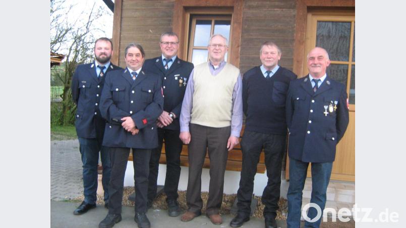 Im Bild von links: 2. Kommandant Christian Ullrich, Gerald Trepesch, 1. Vorsitzender Peter Fischer, Ludwig Lang, 2. Vorsitzender Josef Bäuml und Otto Schmid. Bild: exb