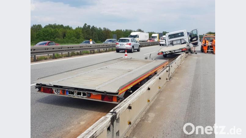 Auf der Autobahn A3 bei Rosenhof in Fahrtrichtung Passau ist ein Transporter auf eine Betonleitplanke gefahren. Bild: Alexander Auer