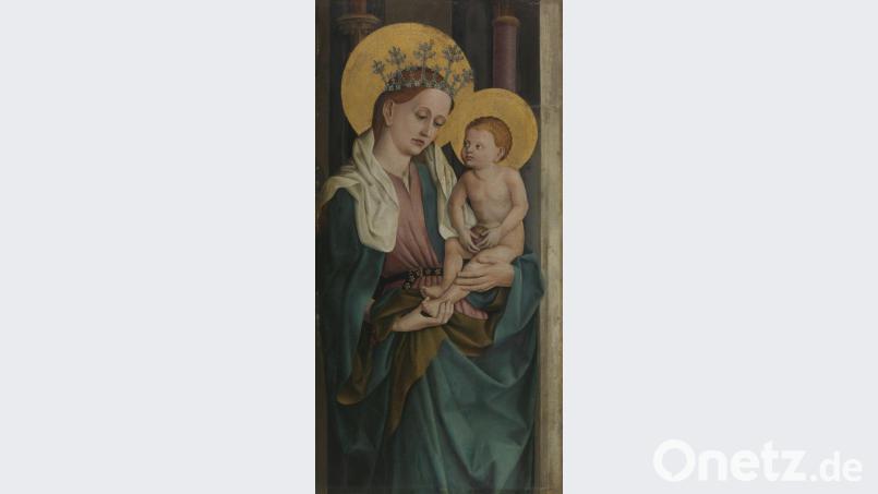Maria mit Krone, um 1470/80, Meister der Sterzinger Altarflügel, Ulm, Malerei auf Tannenholz: Auf der prächtigen Altartafel sitzt Christus als nacktes, unschuldiges Kind auf dem Schoß seiner Mutter. In der Hand hält er einen Apfel als Verweis auf den Sündenfall, den er mit seinem Tod sühnen wird. Repro: gük