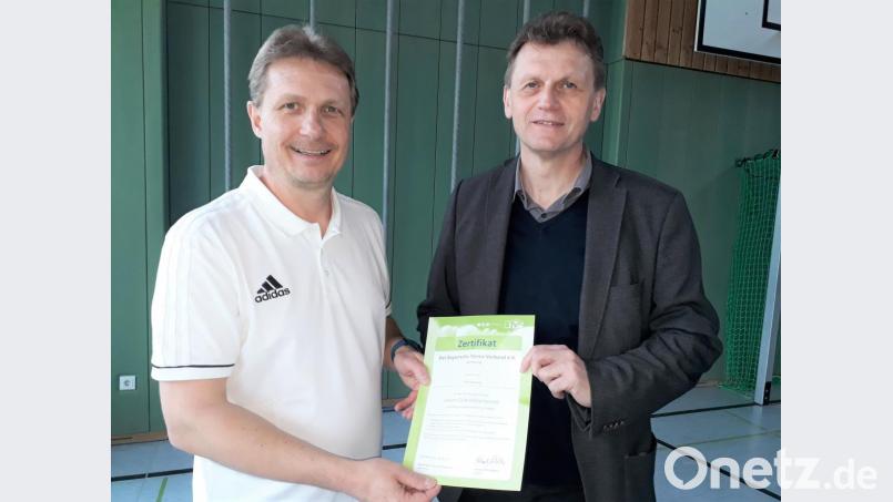 TC-Vorsitzender Bernd Piehler (rechts) überreicht Mario Hartung den C-Lizenz-Trainerschein des Bayerischen Tennisverbandes. Bild: tu