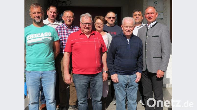 Die Clubfreunde Mantel führt weiter Rainer Staufer (vorne, Mitte). Mit im Bild die neue Vorstandschaft mit Bürgermeister Richard Kammerer (rechts). Bild: km
