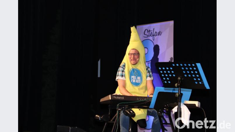 Da blieb in der Stadthalle kein Auge trocken, als Stefan Otto sein Programm "Ois dabei" durchzog. Bild: njn