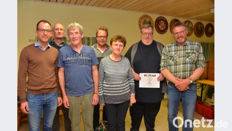 Franz Hermann aus Schwandorf (Dritter von links) entschied den Preisschafkopf der CSU in Oberlind für sich und nahm 150 Euro Gewinnsumme mit nach Hause. Theresia Gösl aus Roggenstein (Mitte) verwies Karl Windl aus Bruck (Zweiter von rechts) auf Platz drei. Der neue Ortsvorsitzende Florian Meißner (links) bedankte sich bei seinen Unterstützern. Bild: dob